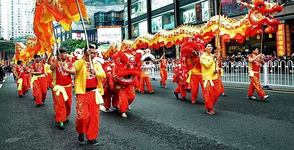 虽说广东是中国改革开放前沿地 但至今都保留着较为传统的过年民俗