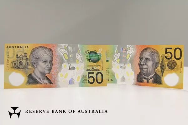 新版50澳元纸币上有具备防伪功能的长条形透明视窗,视窗上还印有反转