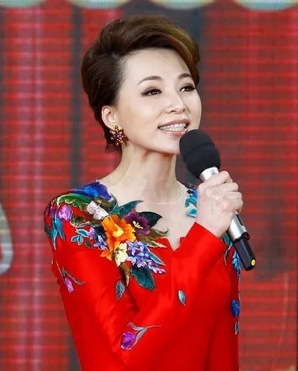 刘晓庆竟然主持过第一届春晚盘点历年春晚中最美女主持人