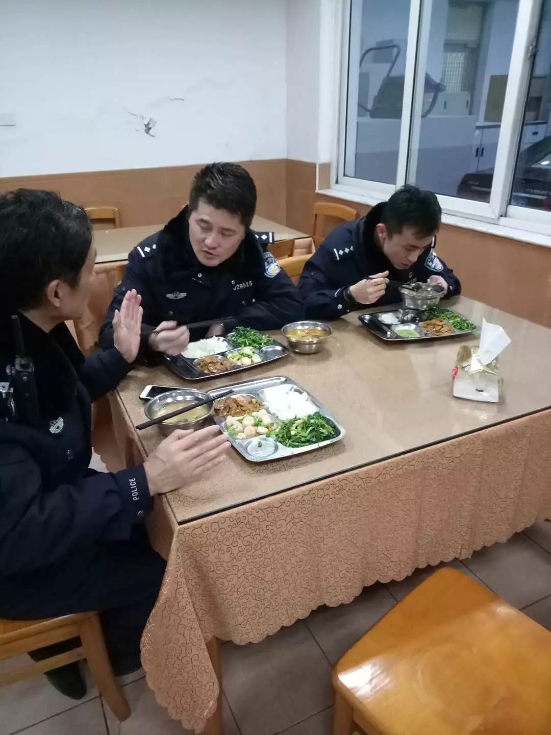 警察吃饭合影图片