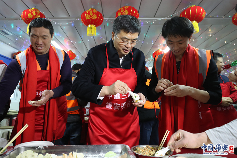 陈刚和工人们一起包饺子过除夕.王京卓摄