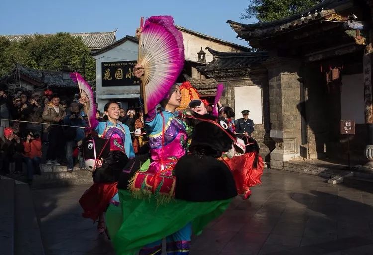 聆听红河丨过大年,崴花灯—红河彝族花灯《建水小阿妹》