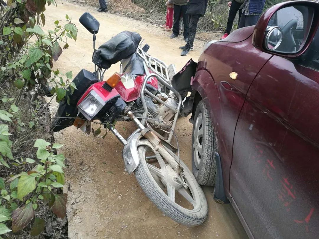 此次事故中,兩車駕駛員在彎道行駛時,沒有提前減速,鳴笛,是造成此次