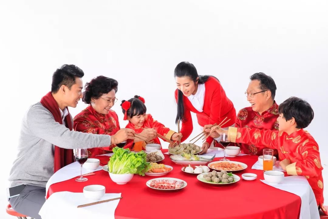 着饺子的香甜和团聚的幸福一家人围坐桌边氤氲的热气中北方人过年必吃