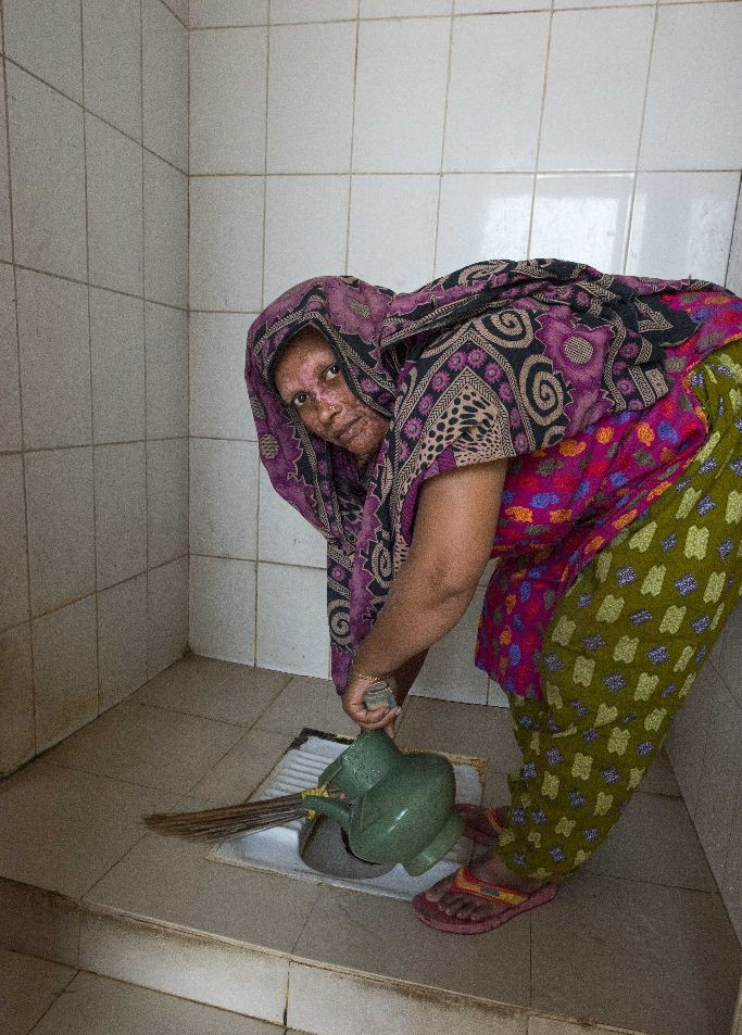 印度人上完厕所不用纸擦直接用草梗打扫这已经算富有生活了