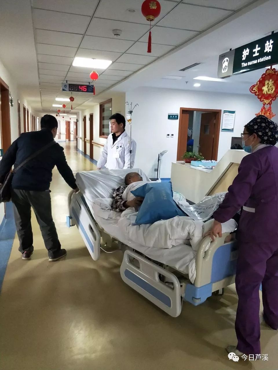 县医院icu刘明辉医生正护送病人进病房◆芦溪县人民医院放射科根据