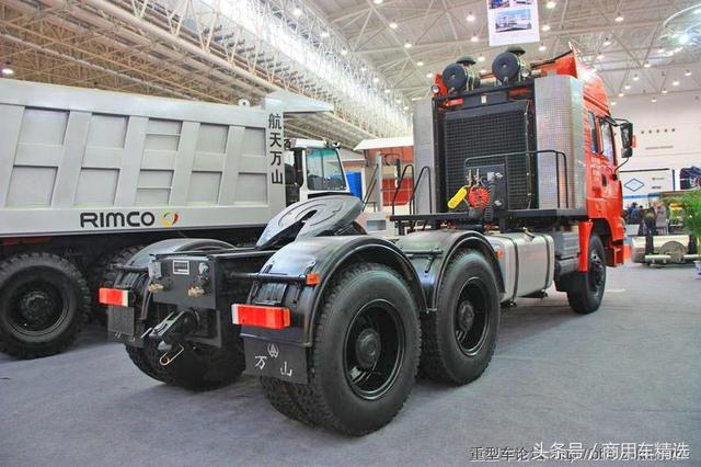 國產航天三江6x6大件牽引車