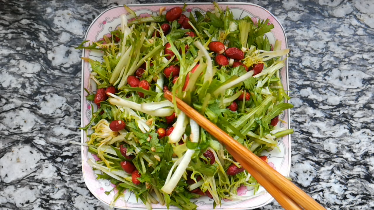 過年大魚大肉吃膩了,不妨試試這道涼拌菜,苦菊花生米