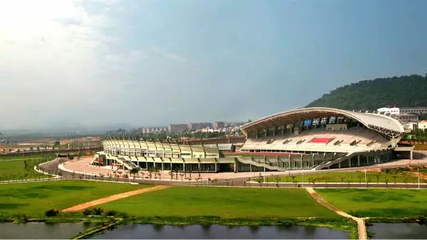 中南大学南校区"鸟巢"体育馆有着优厚地理条件的中南,新校地处湘江