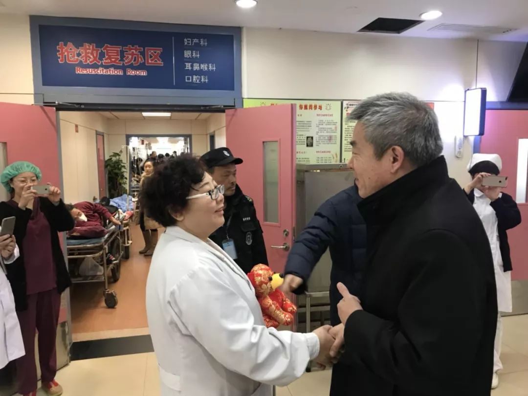 新春61慰问天津医科大学党委书记姚智亲切慰问我院值守的医务人员