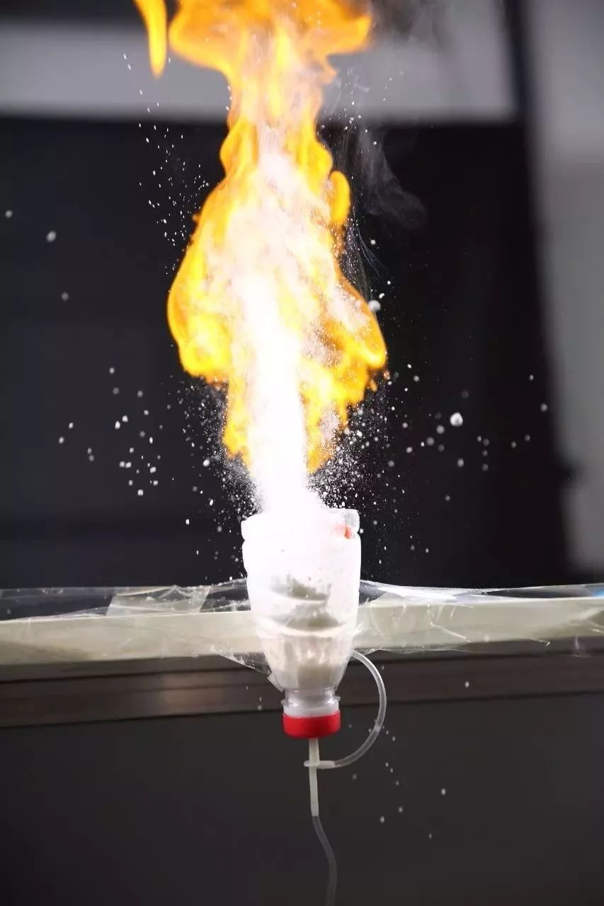 浓度时面粉是可以点燃的因此,下面的蜡烛引燃了上方的面粉形成了一