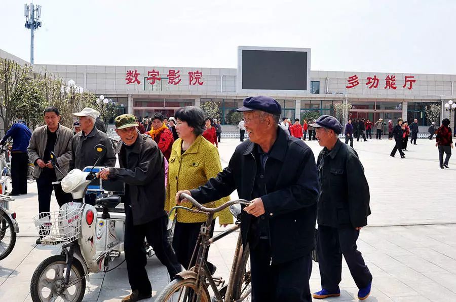 山东省胶州市的刘家村数字影院,村民们刚看完一场电影走出数字影院.