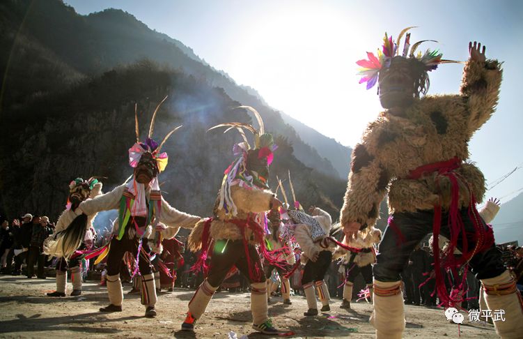 03 白马山寨体验传统民俗 在平武的白马山寨 白马藏族人在每年春节