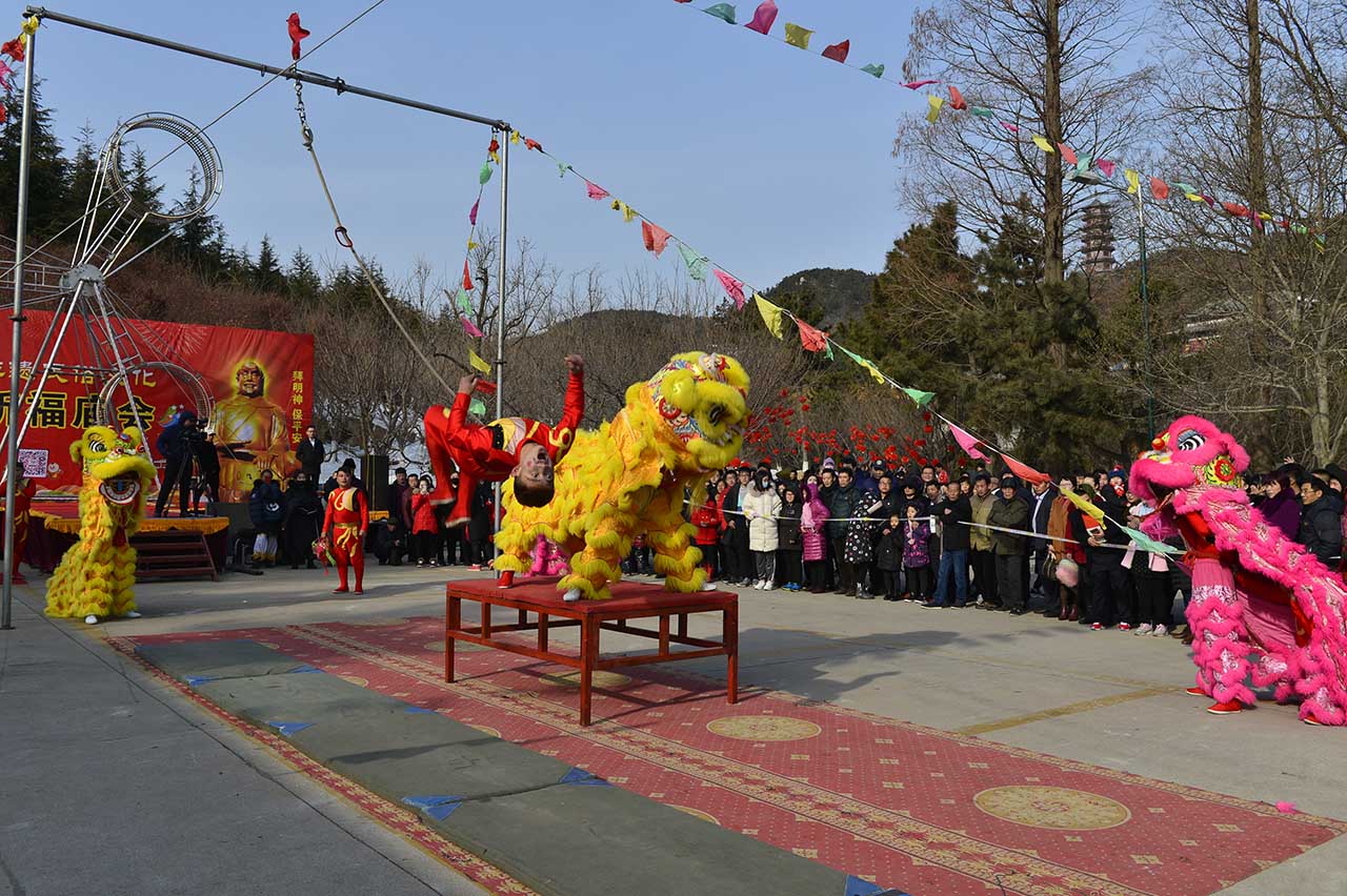 石岛大鼓,扭胶东秧歌,耍狮子等富有胶东民俗特色等展现非物质文化遗产