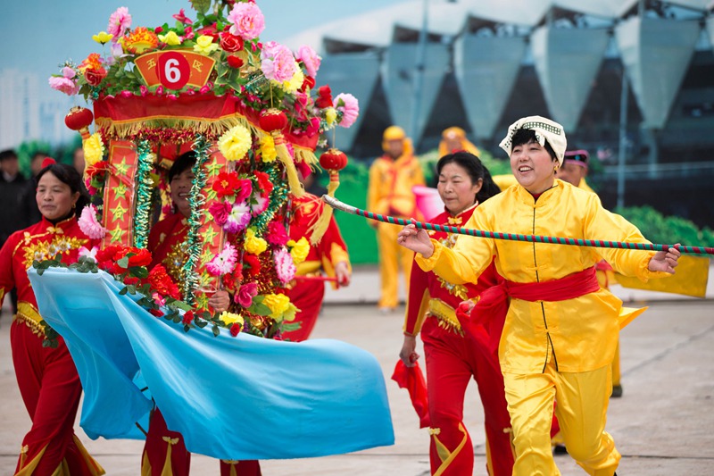 2月17日,民间艺人在盱眙县龙虾节广场进行民俗表演.