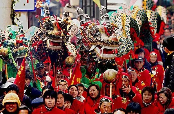 在老北京过新年,要玩踩岁,将芝麻杆撒开在地上踩,象征着节节高,岁岁