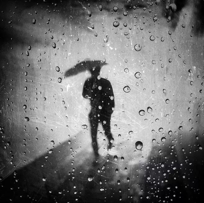 孤独的男人雨中漫步图片