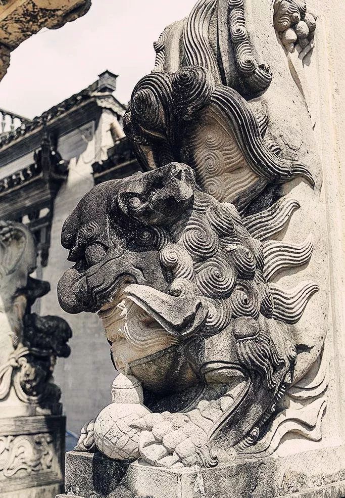 婺源三雕中的石雕,则用于牌坊,勾栏,踏步,柱磉,门框和大门两侧下端石
