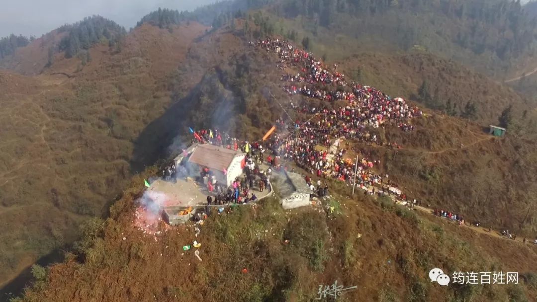 昨天大年初一巡司鎮魯班山山頂人山人海熱鬧極了