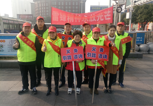 今天又早早来到岳阳市火车站,为这里的旅客义务指路