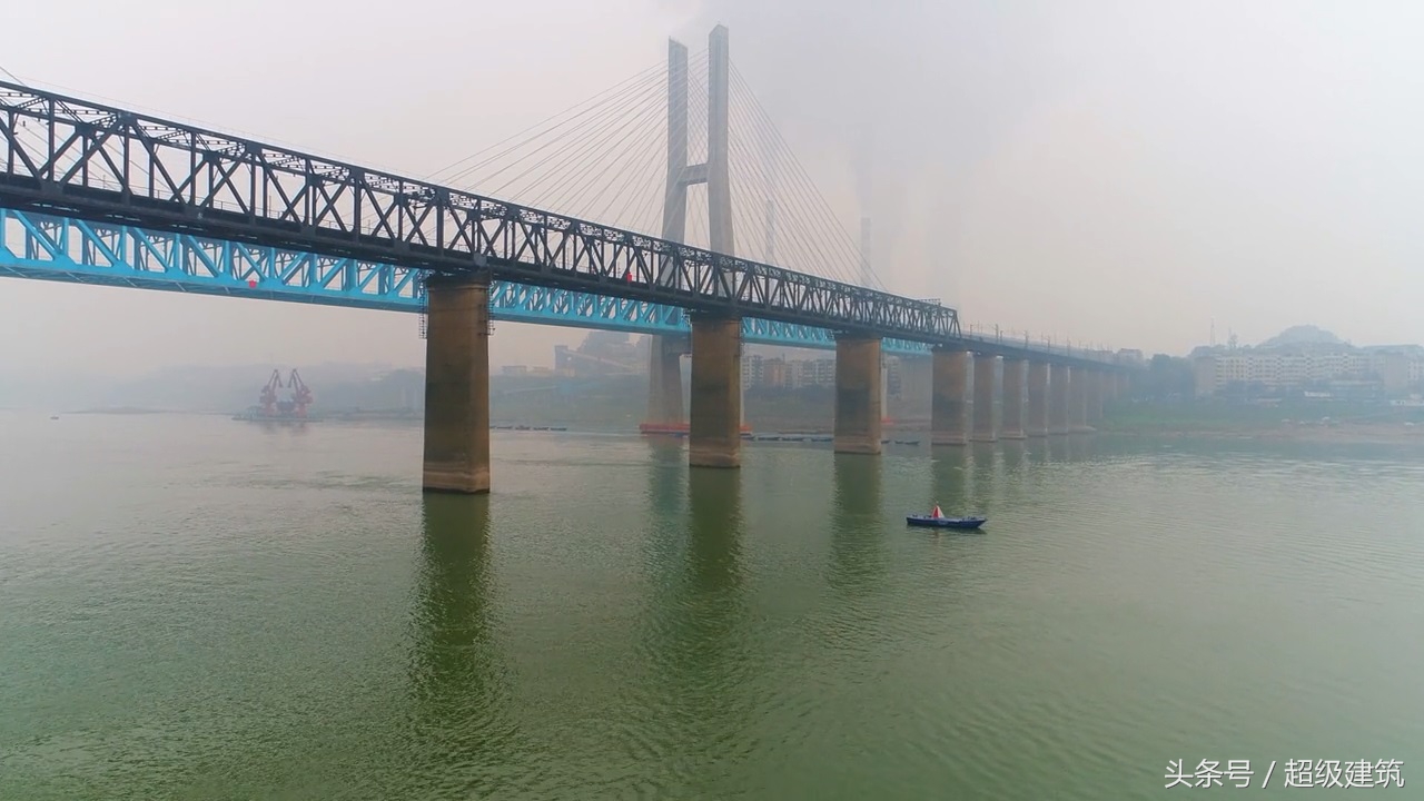 航拍新白沙沱长江特大桥世界首座六线铁路钢桁梁斜拉桥