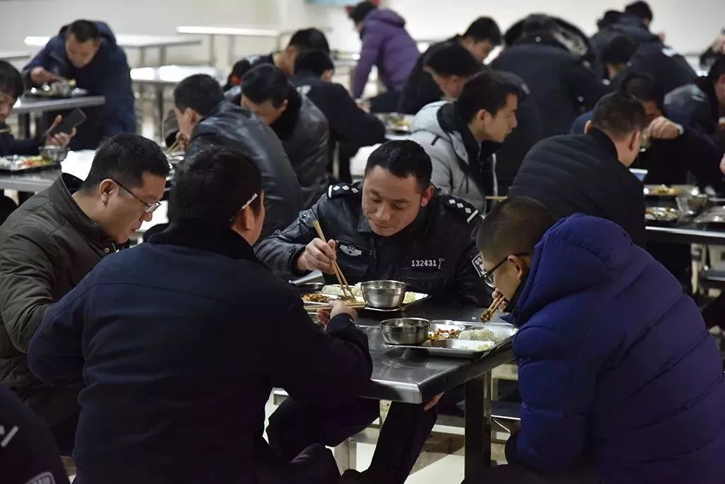 如果你没有当过警察,你体会不到除夕食堂的其乐融融;如果你没有当过