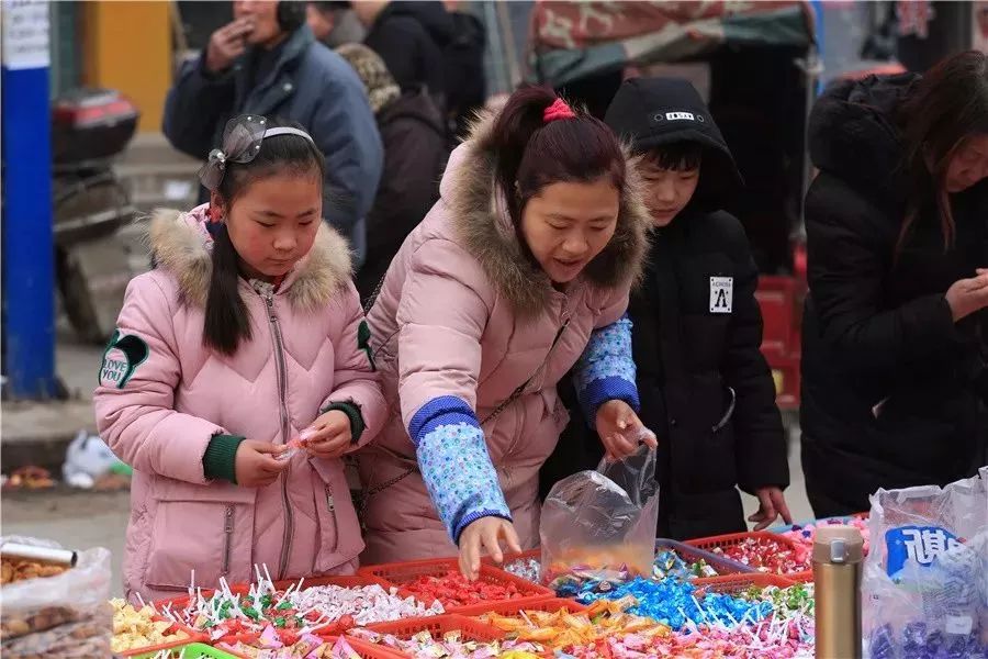 或許就是因為能吃到這些小時候爭搶著去趕會包子,油膜,胡辣湯竟然可以