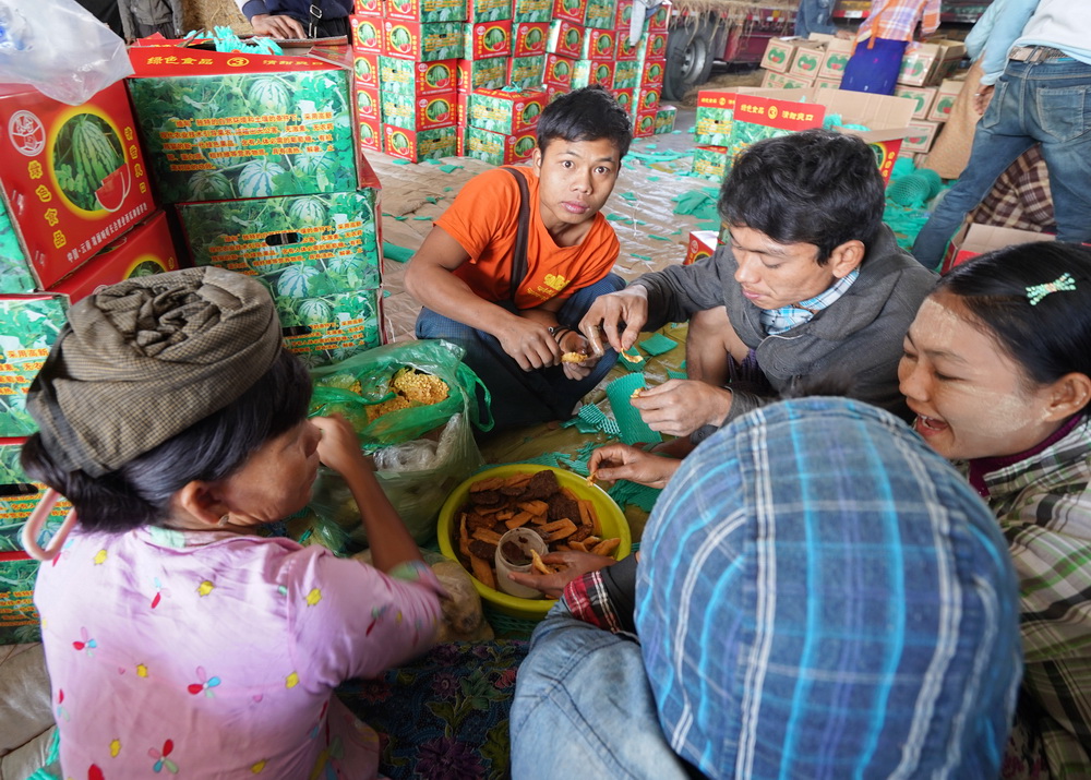 缅甸人拖家带口来瑞丽打工,每天挣20元就满足,还经常没有活干