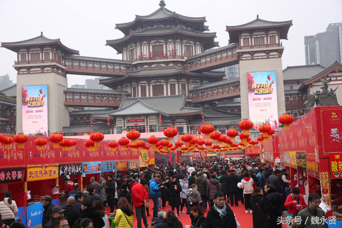 美食成了大唐西市春节文化庙会上的人气王,不少人带