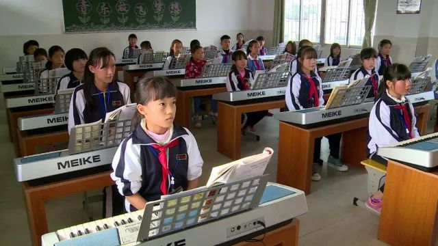 謝崗振華學校振華幼兒園全體師生恭祝全鎮人民新春快樂闔家幸福萬事