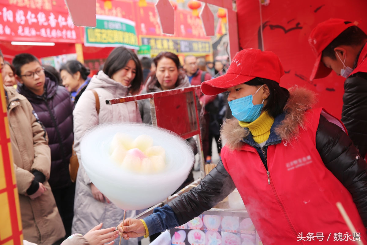 小夥春節廟會上做花式棉花糖 一分鐘掙20元