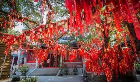 寺廟日遊客蜂擁搶頭柱香,多地人滿為患,春節祈福不如到六祖故里