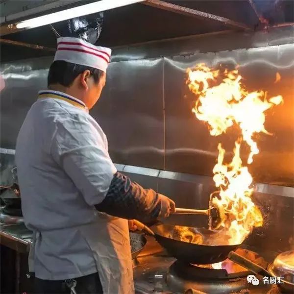 你知道為什麼飯店大廚炒菜都用勺子炒菜