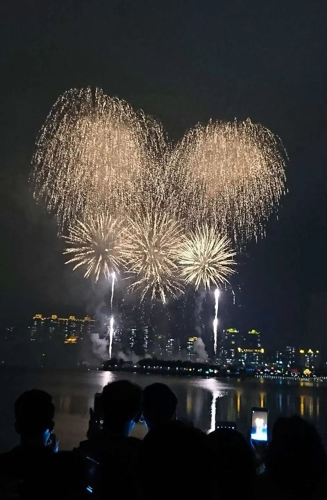 阳江鸳鸯湖烟花比往年特别,惊艳了整个夜空!