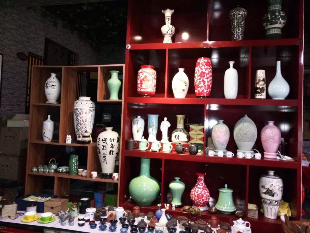 兴达陶瓷以茶具,餐具等日用瓷为主,零售,批发皆可,价格低廉,位于新华