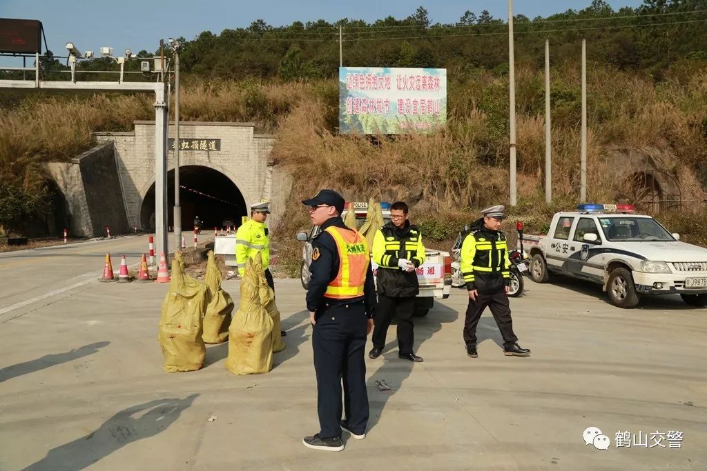 公路,交通和當地鎮政府人員,在春節期間對彩虹嶺隧道實行24小時聯值