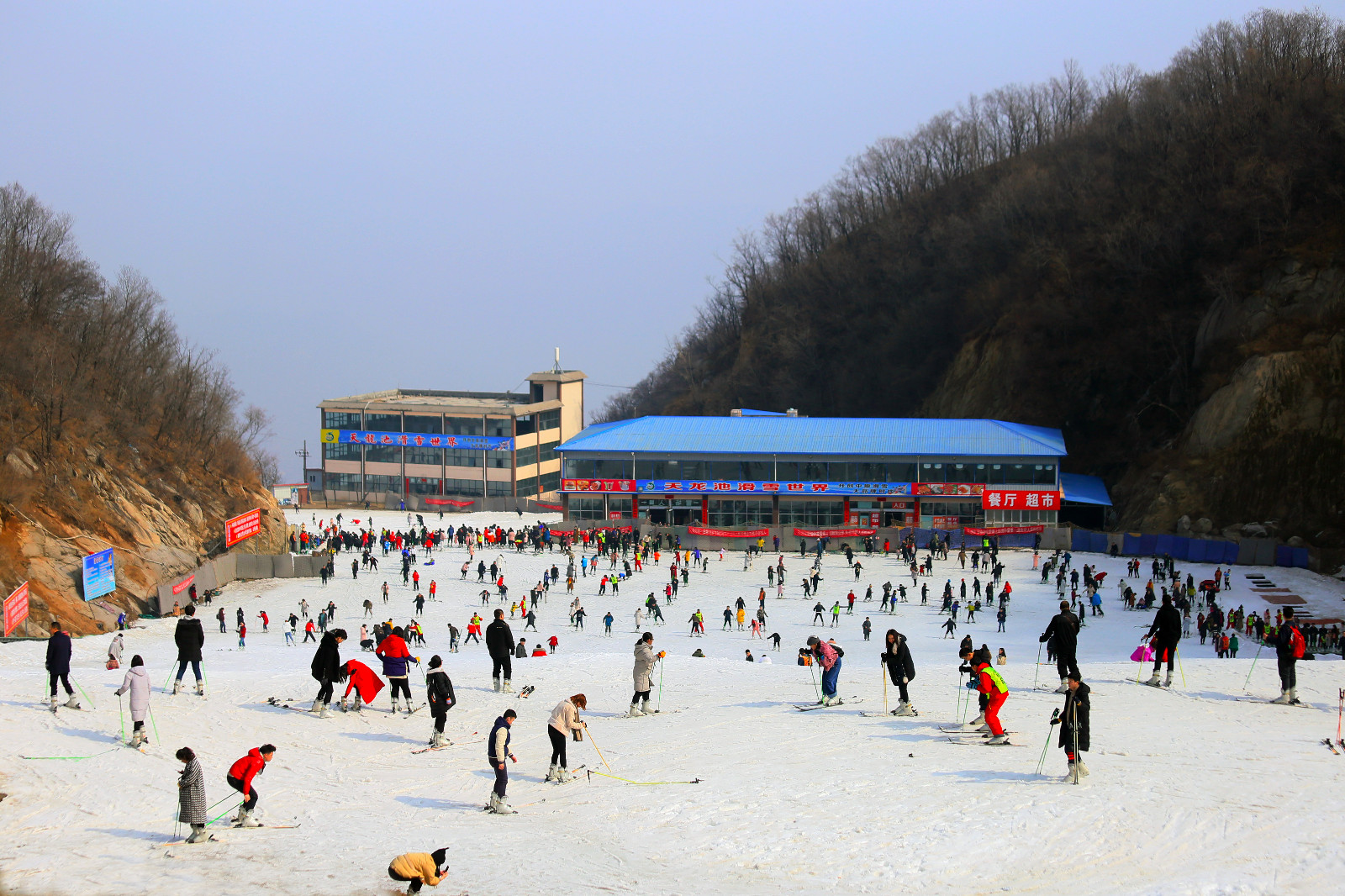 万人扎堆体验滑雪刺激,春节期间河南鲁山这个地方上演人从众