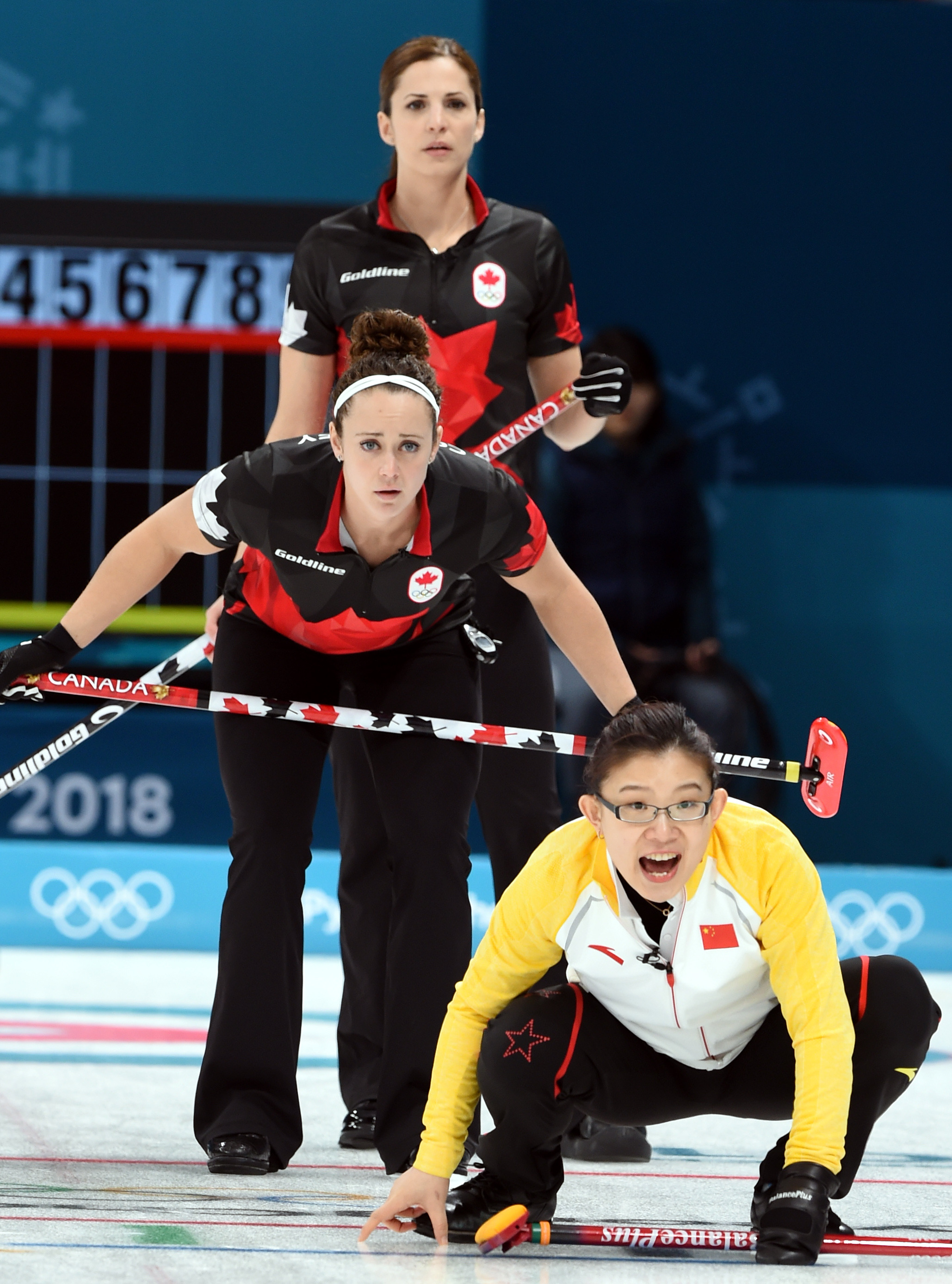 組圖:女子冰壺中國險勝加拿大 王冰玉擊掌慶祝