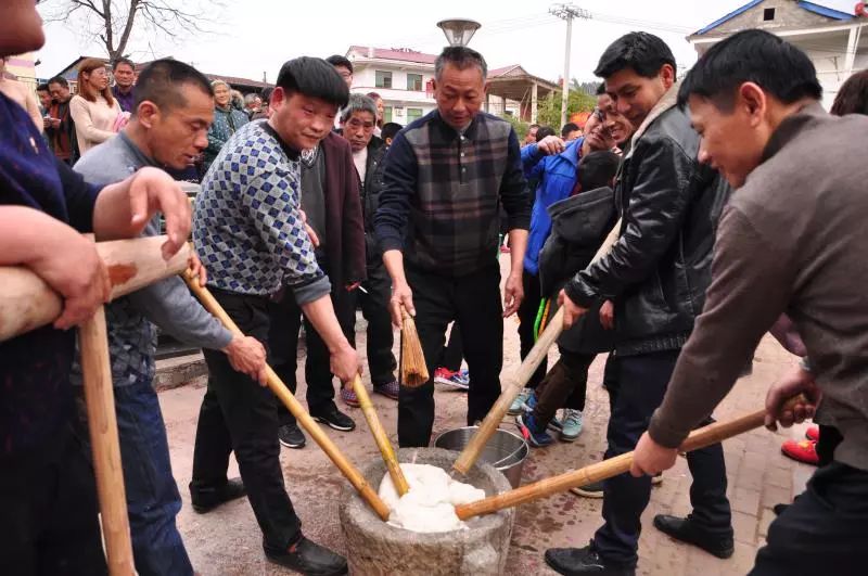 美食 正文"打糍粑是一项劳动强度较大的体力活,一般都是后生男子汉打