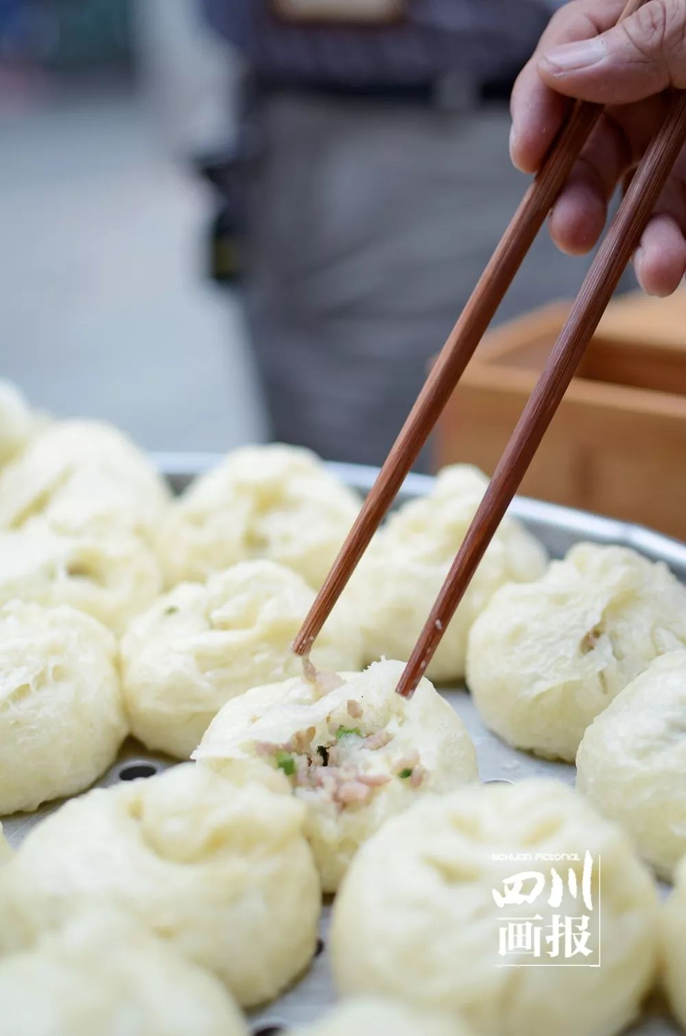 会理抓酥包子(翁锐 摄)会理美食物美价廉,不管是选料上的简单,还是