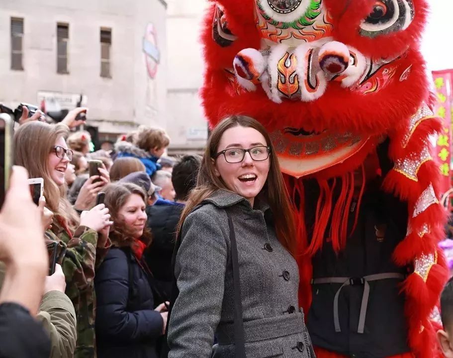 傳統舞獅:傳統的舞龍:這次參與遊行的一共有超過30支不同服飾和打扮的