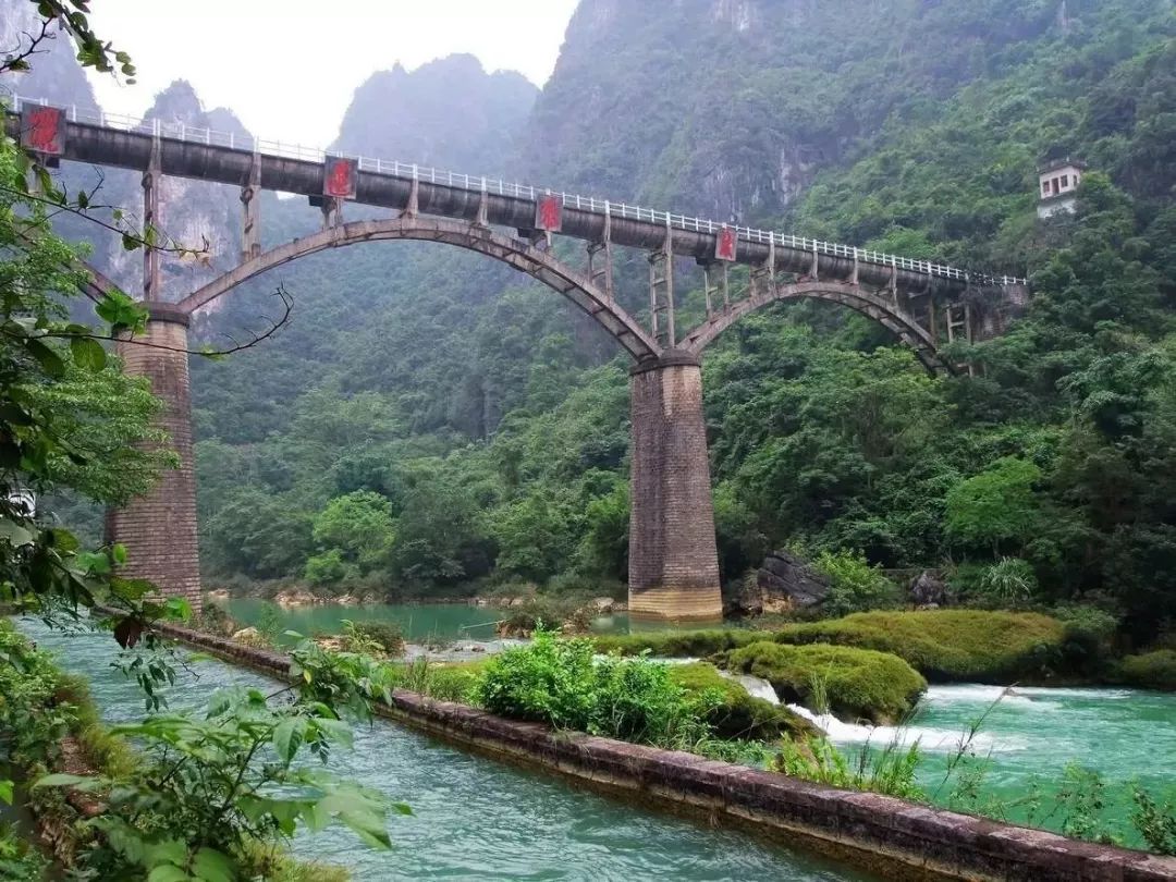 躍進飛渡,與水渠平行的黑水河碩龍鎮後的懸崖明仕田園位於巖應村往x