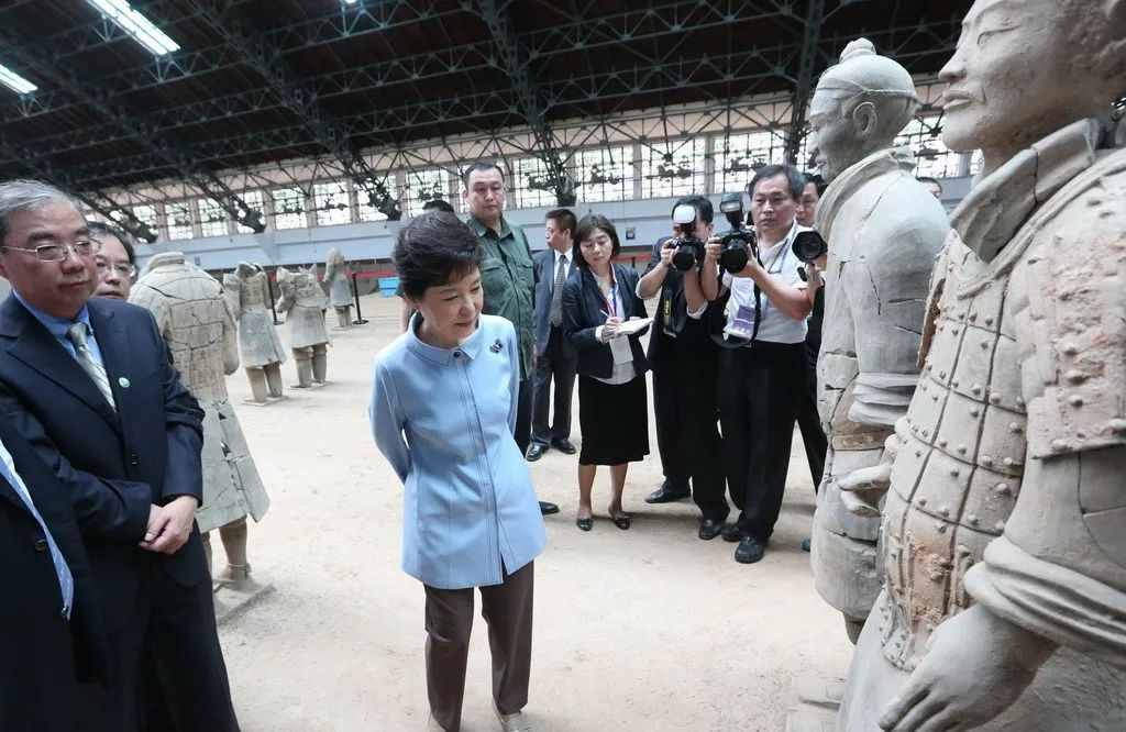 韓國前總統朴槿惠參觀兵馬俑前美國第一夫人米歇爾帶女兒參觀兵馬俑