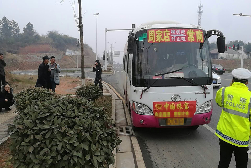 常德柳葉湖交警:大年初四客車超員9人被依法查處