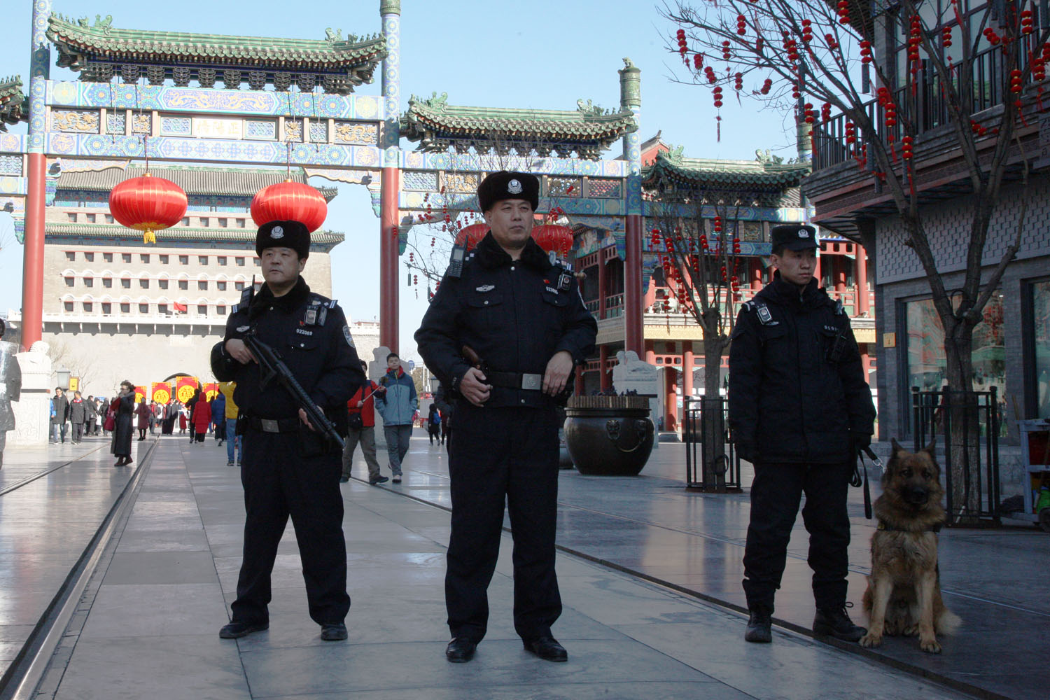 东城分局民警春节在前门大街巡逻防控
