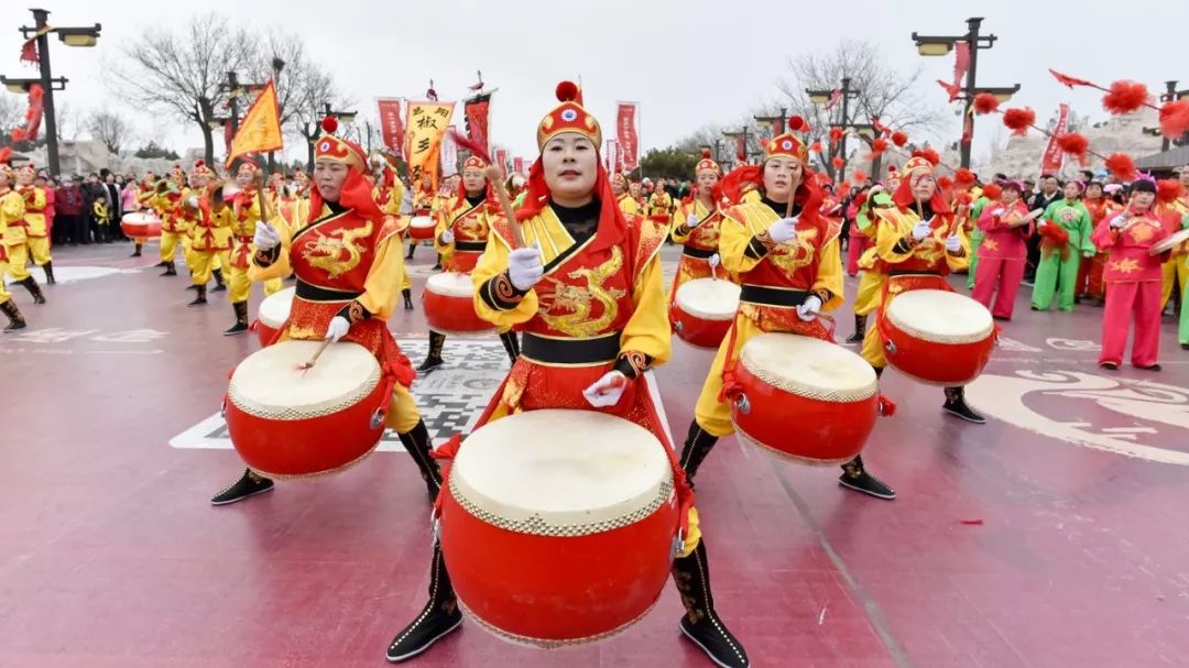 全村吃饭敲锣打鼓图片