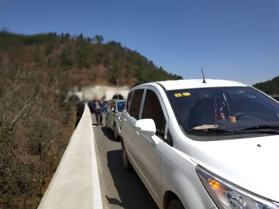 會澤到昆明高速路打營隧道內發生一起多車追尾的交通事故