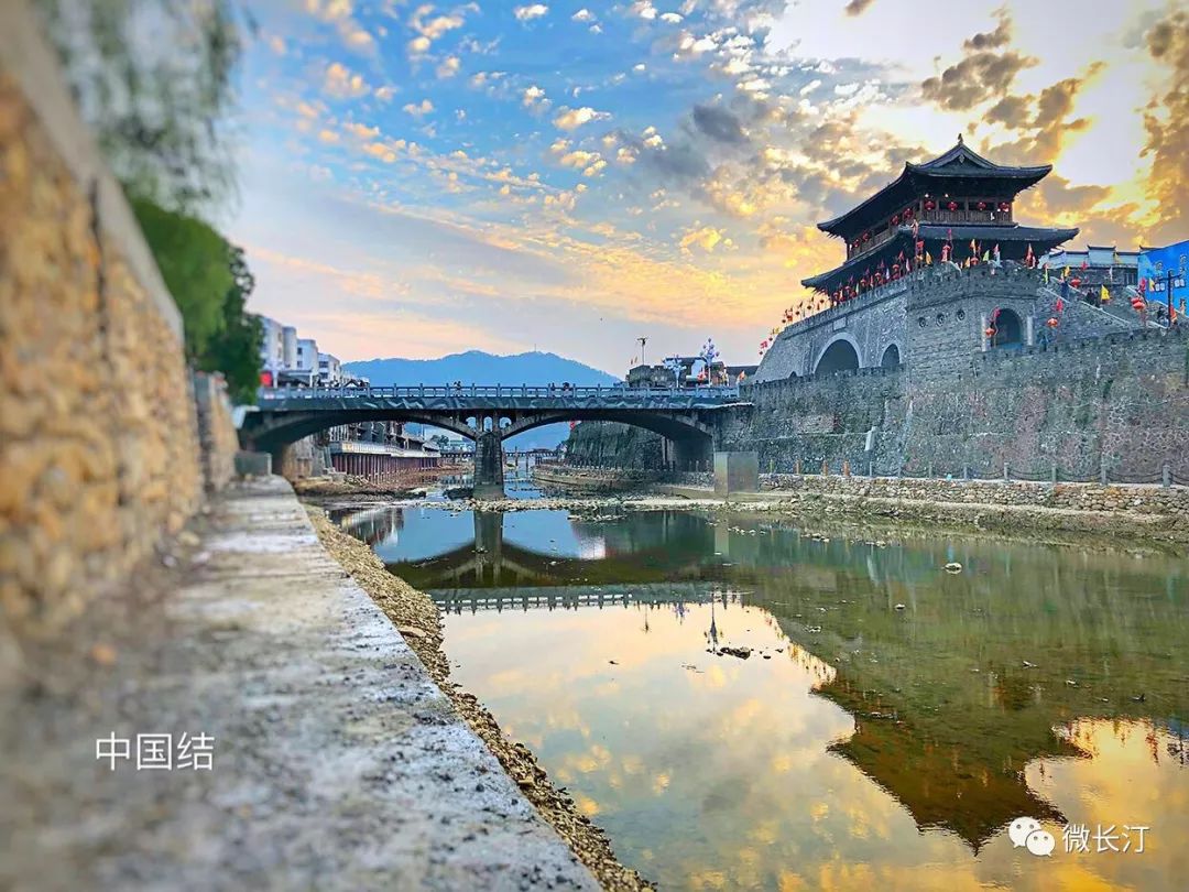 标志性景观—汀州古城墙济川门.正对着水东桥的济川门和龙潭烽火台