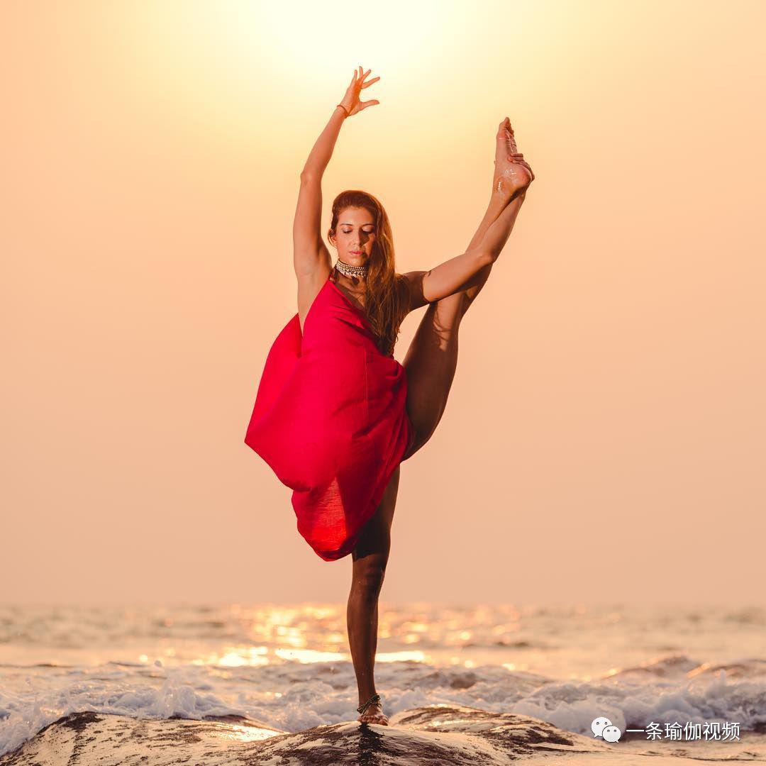 印度女神演绎瑜伽与舞蹈的交融!