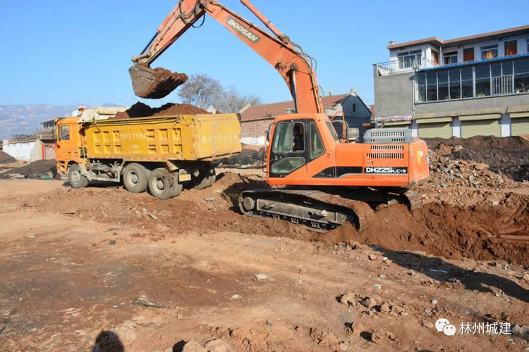 副市长栗彦林在住建局局长李承毅的陪同下现场指导了道路施工.